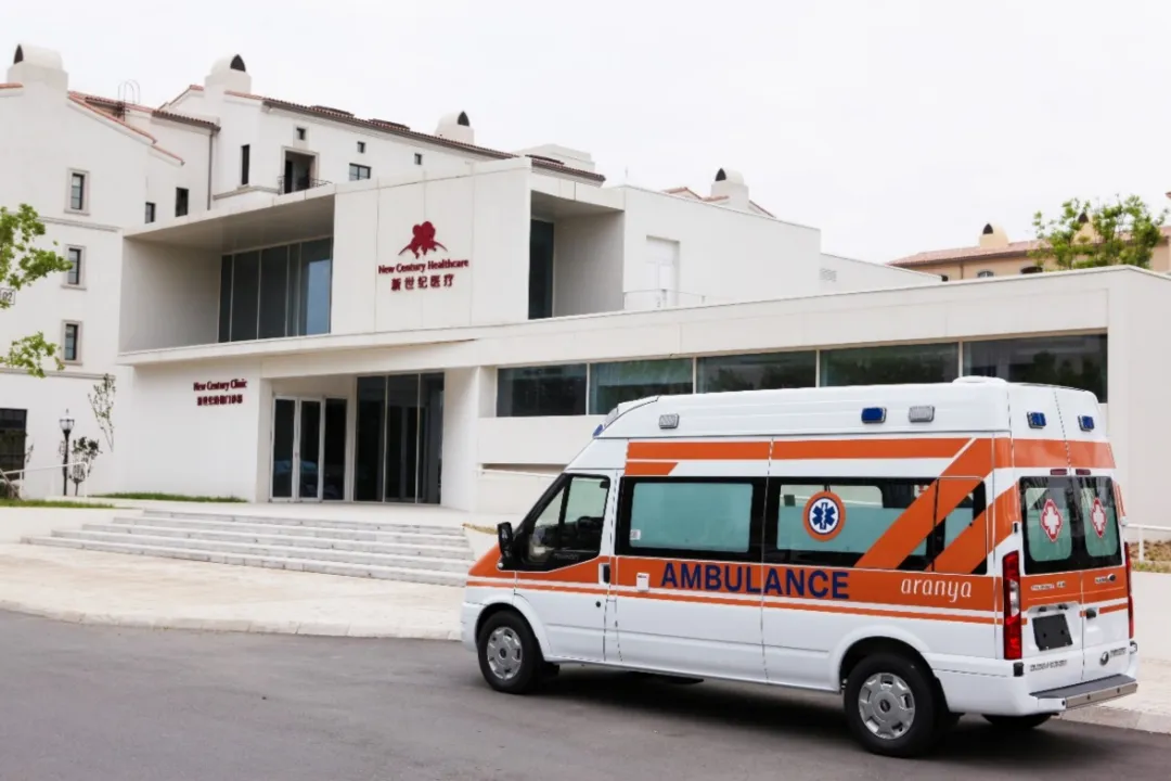 La clinique Binhai de New Century à Aranya, Qinhuangdao, avec une ambulance à l'entrée