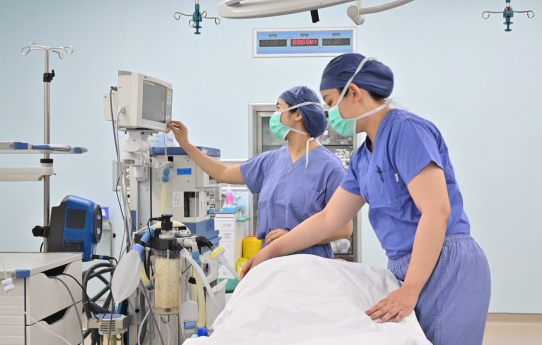 Команда анестезиологии наблюдает за пациентом в операционной Suzhou New Century Children's Hospital